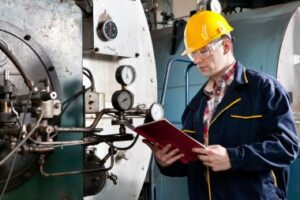 Giovane ingegnere al lavoro
