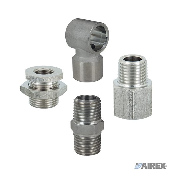Serie di componenti tecnici inox tra cui nippli e raccordi orientabili per il completamento di linee pneumatiche. AIREX